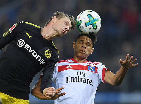 Douglas Santos und Christian Pulisic springen mit dem Kopf zum Ball.