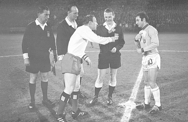 Wer hat hier das Sagen? Die Kapitäne Uwe Seeler und Fleury Di Nallo im Jahr 1968 beim bis dato letzten Aufeinandertreffen zwischen dem HSV und Olympique Lyon. Wer hat hier das Sagen? Die Kapitäne Uwe Seeler und Fleury Di Nallo im Jahr 1968 beim bis dato letzten Aufeinandertreffen zwischen dem HSV und Olympique Lyon.