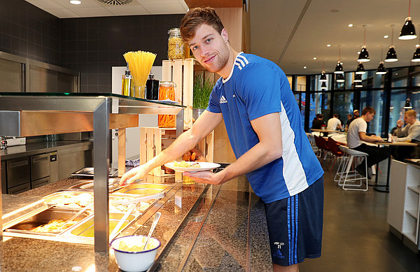 U21-Spieler Henrik Giese bedient sich am Buffet.