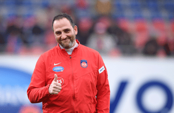 FCH-Trainer Frank Schmidt freut sich auf Heidenheims ersten Auftritt im Volkspark und fordert von seinem Team Mut und Unbekümmerheit, um etwas Zählbares aus Hamburg mitzunehmen.