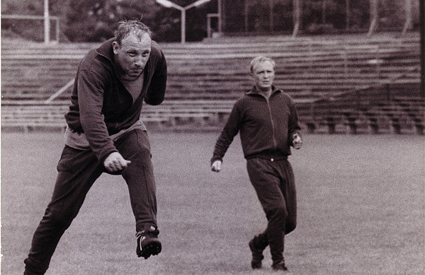 Uwe Seeler im Training beim Torabschluss.