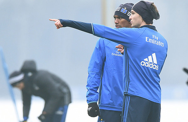 Albin Ekdal und Walace im Gespräch.