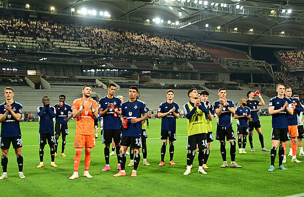 Nach Spielende bedankten sich die Spieler des HSV bei den mitgereisten Fans, die ihr Team auch in Stuttgart bedingungslos unterstützten.