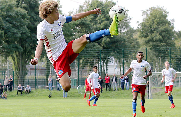 Artistisch: U16-Kapitän Jonah Fabisch. Artistisch: U16-Kapitän Jonah Fabisch.