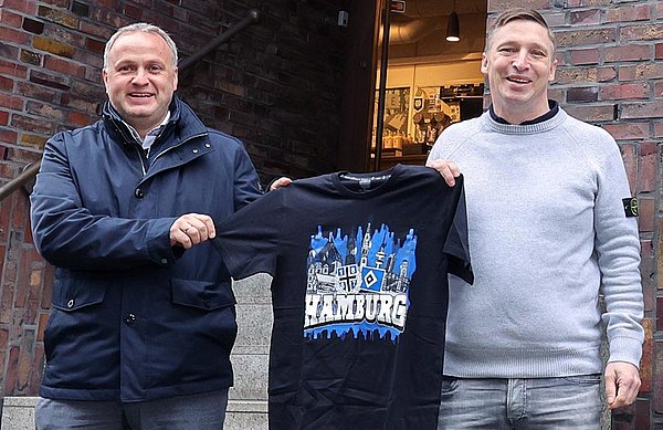 Auch HSV-Vorstand Frank Wettstein (l.) schaute zum Launch des gemeinsamen Shirts bei Joachim Eybe (r.) und Nils Kuhlwein (nicht im Bild) vorbei und gratulierte zur "Volljährigkeit".