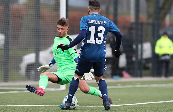 U21-Spieler Arianit Ferati läuft auf den Hildesheimer Torwart zu und lupft den Ball über diesen hinweg. 