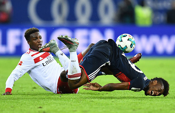 Die entscheidende Szene: Gideon Jung foult Kingsley Coman und wird dafür mit Rot bestraft - der HSV damit 50 Minuten lang in Unterzahl.