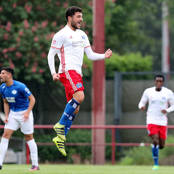 Enes Küc macht nach seinem Tor einen Luftsprung.