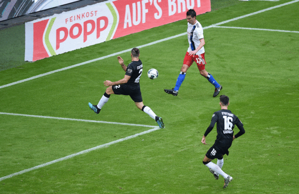 In dieser Szene bereitete Christoph Moritz mit einem Chip-Ball überragend den 3:1-Pausenstand durch Sonny Kittel vor. Starkes Spiel! In dieser Szene bereitete Christoph Moritz mit einem Chip-Ball überragend den 3:1-Pausenstand durch Sonny Kittel vor. Starkes Spiel!