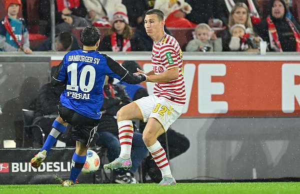 Die Szene, um die es sich dreht: Pherai rutscht auf dem durchtrieften Rasen des Kölner Stadions aus und unglücklich in Gegenspieler Lund hinein. Die Szene, um die es sich dreht: Pherai rutscht auf dem durchtrieften Rasen des Kölner Stadions aus und unglücklich in Gegenspieler Lund hinein.