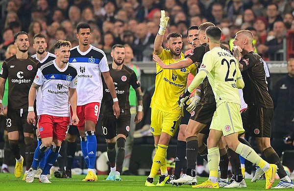 Im zweiten Durchgang ging es teilweise sehr hektisch zu. Beide Keeper sahen zum Beispiel die gelbe Karte. 