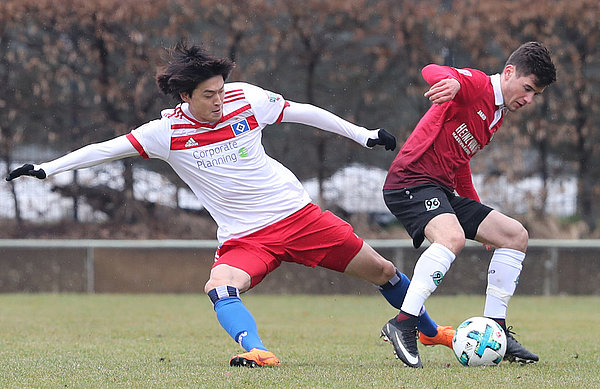 Young-Jae Seo (l.) versucht, seinen Gegner vom Ball zu trennen.