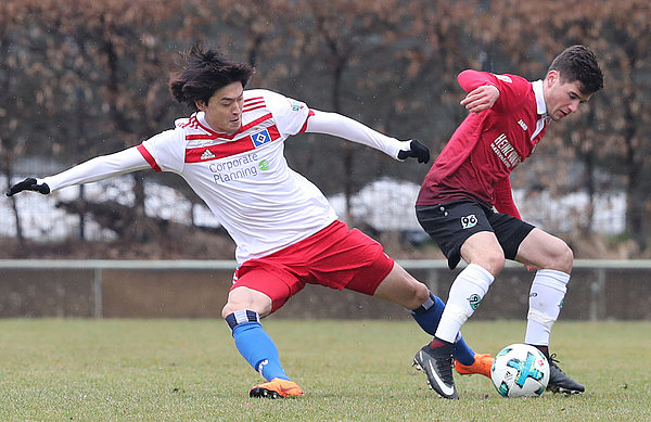 Young-Jae Seo (l.) wurde in seiner HSV-Zeit auch von den Verantwortlichen der südkoreanischen U21 beobachtet. Young-Jae Seo (l.) versucht, seinen Gegner vom Ball zu trennen.