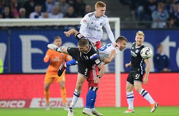 David Bates agiert in den Zweikämpfen (wie hier im Spiel gegen Bielefeld) kompromisslos und zuverlässig - und möchte so an seinem Geburtstag helfen, den ersehnten Dreier einzufahren.