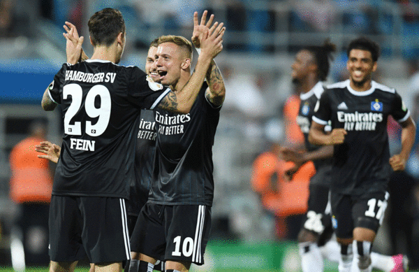 Adrian Fein verwandelte den entscheidenden Elfmeter, machte damit den Einzug in Runde 2 des DFB-Pokals klar und freute sich gemeinsam mit den Mannschaftskollegen nach diesem harten Stück Arbeit.