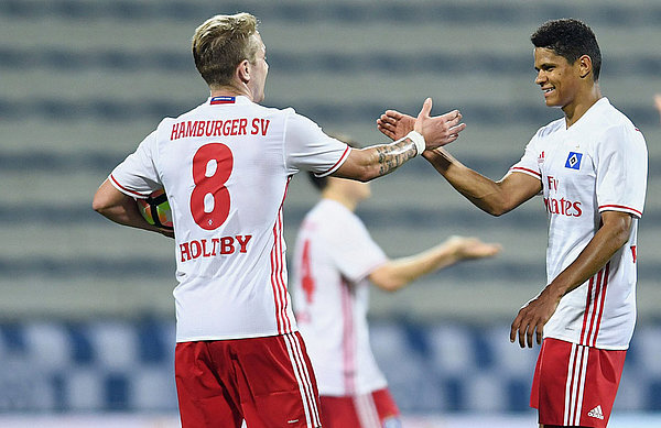 Holtby beim Torjubel mit Douglas Santos. 