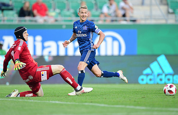 Holtby schaut seinem Pass auf Ito hinterher. 