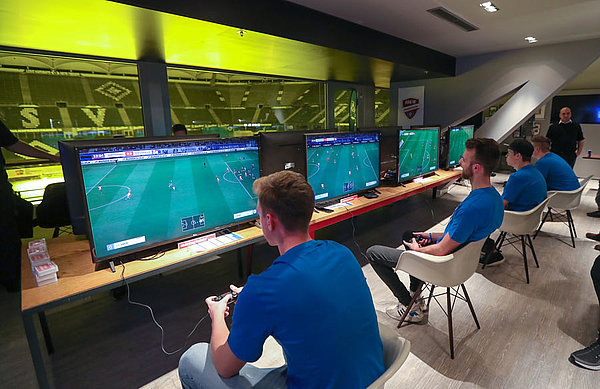 Das Stadion-Panorama sorgte beim HSV eChampions Cup für eine besondere Atmosphäre. Die eSportler spielen FIFA 19 auf der Playstation 4.