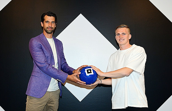 Mikkel Kaufmann unterschrieb am Nachmittag im Büro von HSV-Vorstand Jonas Boldt seinen neuen Vertrag. Mikkel Kaufmann unterschrieb am Nachmittag im Büro von HSV-Vorstand Jonas Boldt seinen neuen Vertrag.
