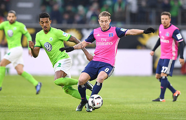 Lewis Holtby im Zweikampf.