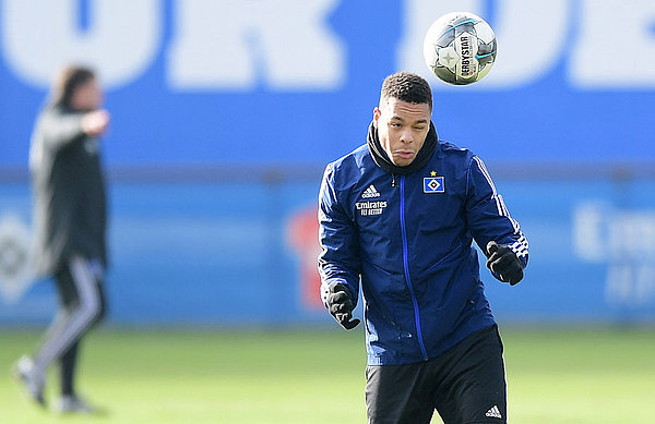 Endlich wieder nur Fußball im Kopf: Jan Gyamerah ist im Mannschaftstraining des HSV wieder voll dabei.