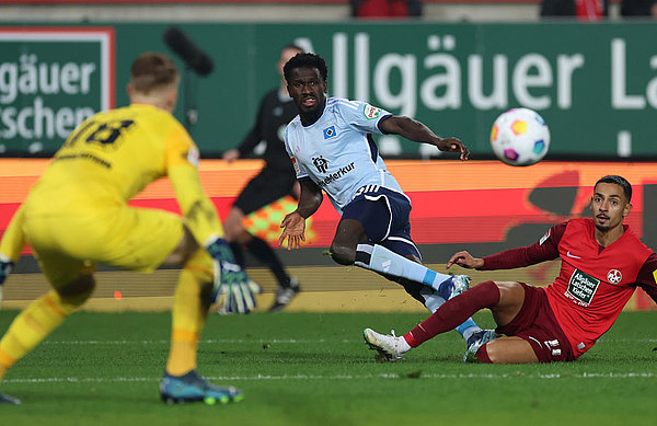 Das frühe 1:0 für den HSV erzielte Robert Glatzel, der in dieser Szene perfekt von Bakera Jatta bedient wurde, der den Ball genau zwischen Redondo und Keeper Krahl hindurch auf Goalgetter Glatzel spielt.