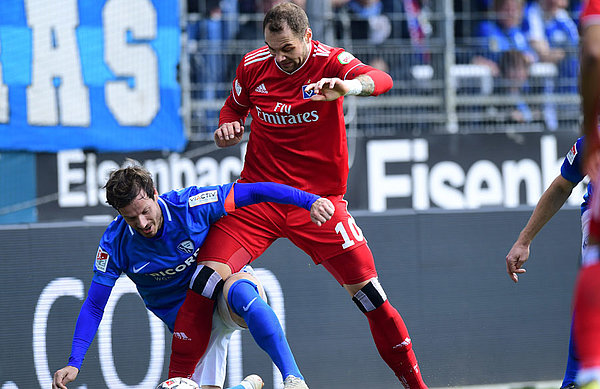 Lasogga kämpft mit Celozzi um den Ball.