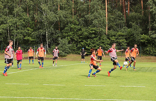 Zwei Einheiten auf dem Platz absolviert die U21 im Trainingslager in Schneverdingen, morgens gibt es eine Laufheinheit. Die U21 trainiert auf dem Sportplatz in Schneverdingen.