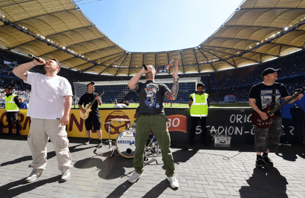 Abschlach! in Aktion in ihrem zweiten Wohnzimmer: Im Volksparkstadion gehören die Band und ihre Songs mittlerweile zum guten Ton.