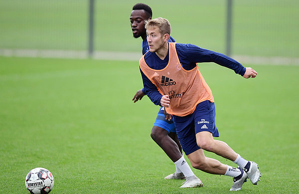 Lewis Holtby treibt den Ball gegen Khaled Narey. 