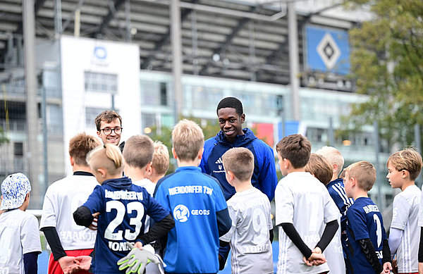 Elijah Krahn stammt selbst aus dem Nachwuchs des HSV und hatte sichtlich Spaß, sein Wissen an die Kids der HSV-Fußballschule weiterzugeben. Elijah Krahn stammt selbst aus dem Nachwuchs des HSV und hatte sichtlich Spaß, sein Wissen an die Kids der HSV-Fußballschule weiterzugeben.
