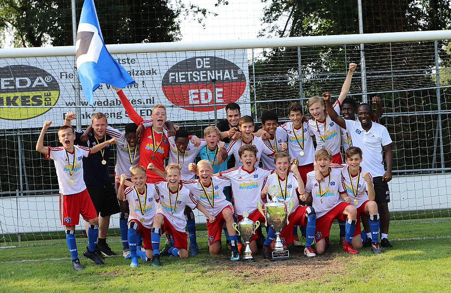 Glückliche Gesichter überall: Die U13 nach dem Turniersieg in Lunteren.
