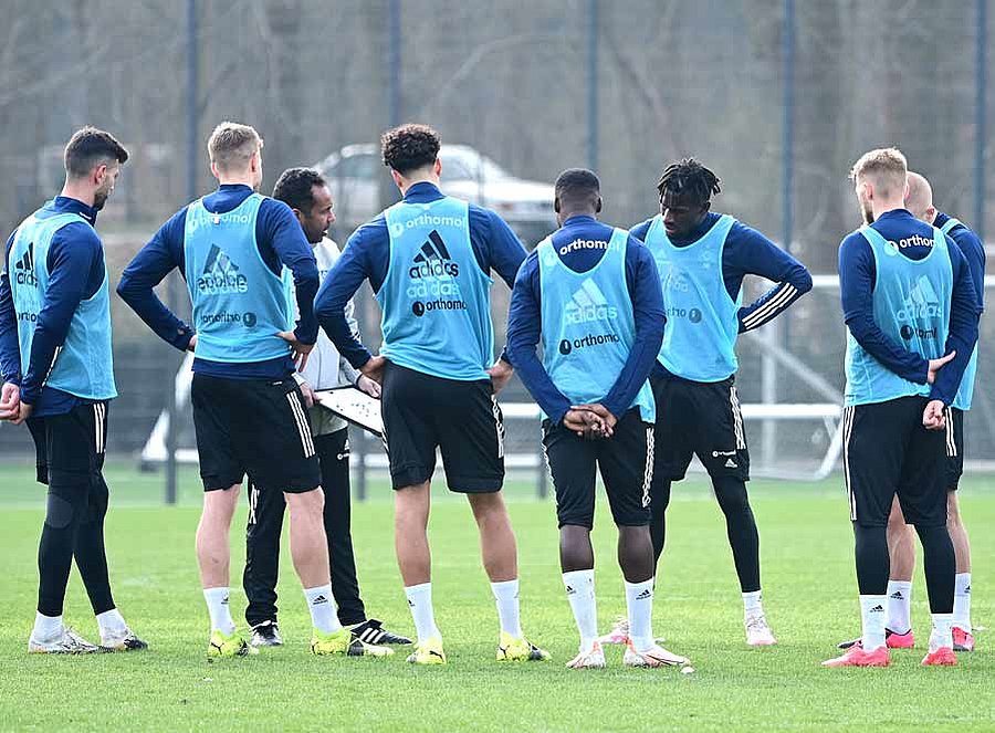 Daniel Thioune hat einen vollen Kader: Nur Toni Leistner und Amadou Onana fehlen gegen Darmstadt. Daniel Thioune hat einen vollen Kader: Nur Toni Leistner und Amadou Onana fehlen gegen Darmstadt.
