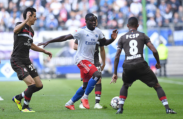 Orel Mangala behauptet den Ball gegen drei Gegenspieler vom FC St. Pauli. 