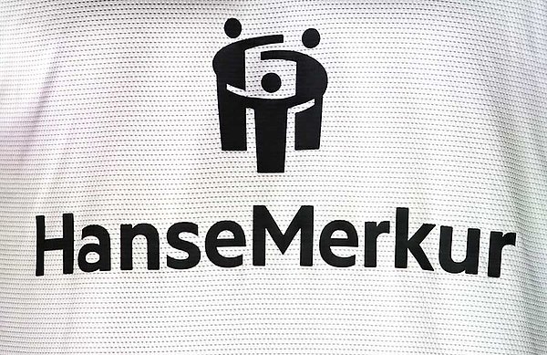 Schwarz auf weiss: Die HanseMerkur ändert für das HSV-Trikot die Farbe des Unternehmenslogos. 