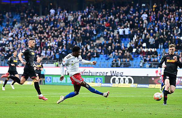 Das ist das 2:1! Faride Alidou haut den Ball ins lange Eck und lässt damit den Volkspark beben.