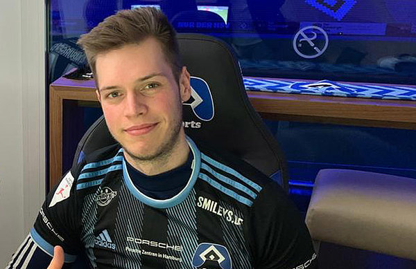 Niklas "HSV NHeisen" Heisen kann aus technischen Gründen nicht in heimischen Gefilden spielen. Er wird seine Partien - unter Einhaltung aller Vorsichtsmaßnahmen - in der eSports-Loge im Volksparkstadion austragen. Heisen im Bild.