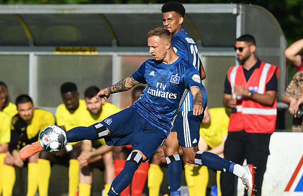 Sonny Kittel feierte ebenso wie fünf weitere Akteure sein Debüt im HSV-Trikot und war an einigen guten Kombinationen beteiligt. Sonny Kittel schießt.