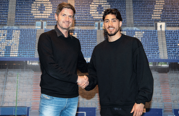 Sportvorstand Ralf Becker und Berkay Özcan freuen sich auf die Zusammenarbeit beim HSV.