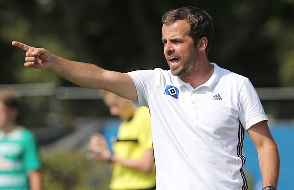 Der Kurs stimmt! U19-Trainer Daniel Petrowsky empfängt mit seinem Team unter Flutlicht den FC St. Pauli. U19-Trainer Daniel Petrowsky zeigt die Richtung an.