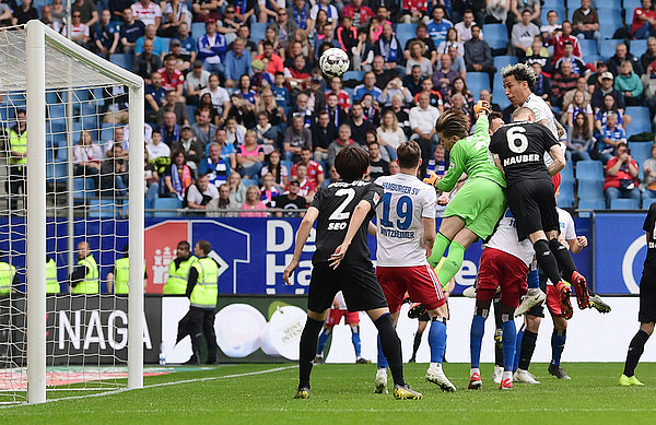 Der Moment der ersten Hälfte: Nach einer Ecke von Douglas köpfte Lacroix den Ball zur 1:0-Führung für den HSV ins Duisburger Tor.