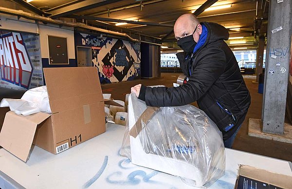 An zwei Tagen im Volkspark verpackt, jetzt bei den offiziellen Fanclubs in Hamburg, Deutschland und Europa: 662 Original-Sitzschalen aus dem Stadion. An zwei Tagen im Volkspark verpackt, jetzt bei den offiziellen Fanclubs in Hamburg, Deutschland und Europa: 662 Original-Sitzschalen aus dem Stadion.