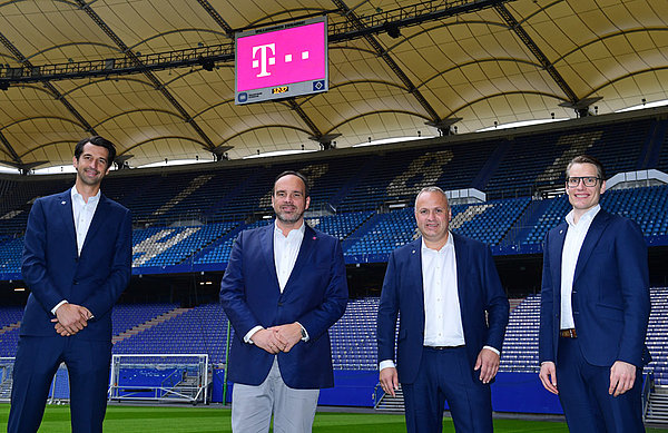Freuen sich auf die gemeinsame Zusammenarbeit bis 2023: Die HSV-Vorstände Jonas Boldt (links) und Frank Wettstein (2.v.r.), Henning Bindzus (rechts, Direktor Business Relations und Marke beim HSV) und Hagen Rickmann (2.v.l., verantwortlich für das Geschäftskundensegment bei der Telekom).