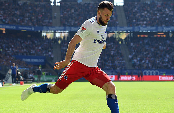 Manuel Wintzheimer flankt in die Mitte.