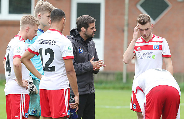 Ein gewohntes Bild: U19-Trainer Daniel Petrowsky (mitte) während einer Taktik-Besprechung bei seiner Mannschaft.