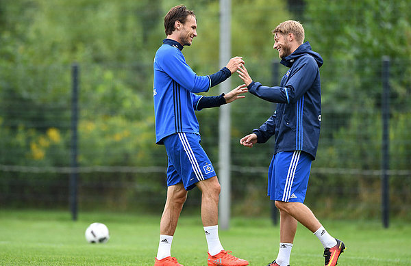 Ekdal und Hunt scherzen auf dem Trainingsplatz.