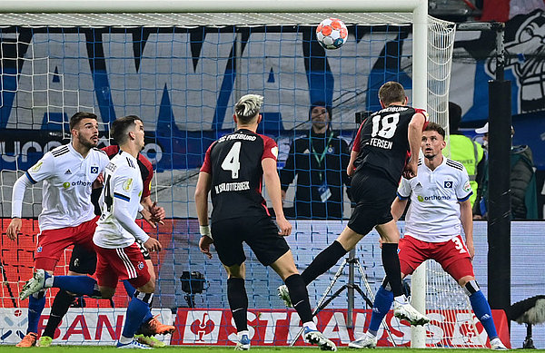 Der frühe 0:1-Rückstand: Freiburgs Petersen überwindet die einen Moment lang unsortierte HSV-Defensive per Kopf.