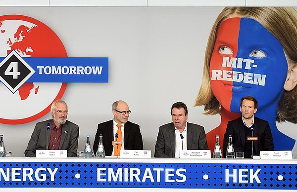 Klaus Milke (Vorstandsvorsitzender Stiftung Zukunftsfähigkeit), Ties Rabe (Senator für Schule und Bildung), Heribert Bruchhagen (Vorstandsvorsitzender HSV) und Sven Neuhaus (Der Hamburger Weg) sitzen auf dem Podium. 