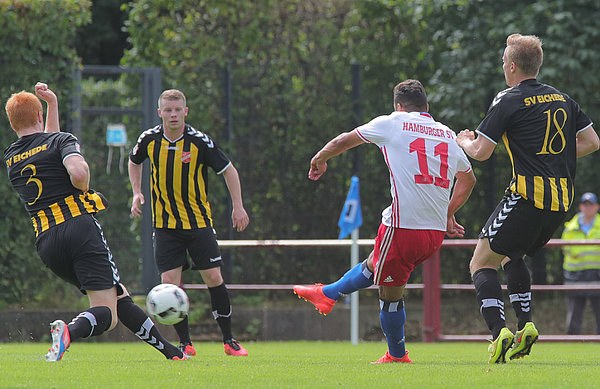 Adel Ddaouri schießt den Ball aus 22 Metern zum 1:0 gegen den SVE ins Tor.