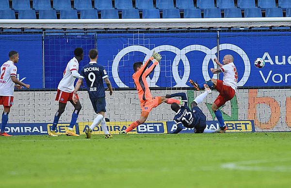 Die Entscheidung: Bochums Chibsah staubt zum 3:1-Endstand ab.